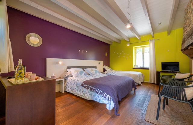 Studio Apartment 'Camélia Avec Petit Déjeuner' with Shared Pool, Shared Terrace and Wi-Fi