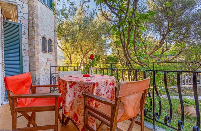 Studio Apartment 'Castellos Bellos 5' with Shared Garden, Wi-Fi and Air Conditioning