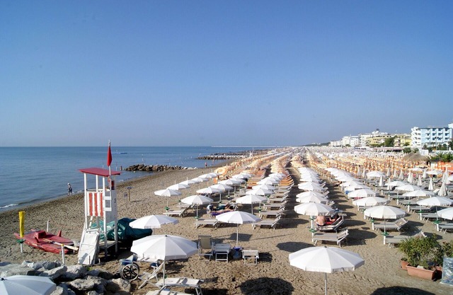 Studio Apartment 'Monolocale Isola Di Pasqua Caorle' with Shared Garden, Wi-Fi and Air Conditioning