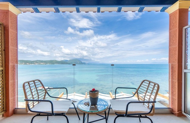Studio Apartment 'Nikos Seaside 4' with Sea View, Wi-Fi and Air Conditioning