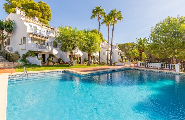 Studio Apartment 'Sillero Dos' with Shared Pool, Wi-Fi and Air Conditioning