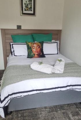 Studio apartment, water backup, 12 min from OR Tambo
