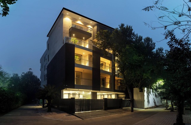 Studio apartment with balcony near Galleria market