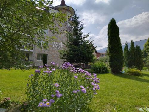 Studio apartment with mountain view at Eagle Rock complex