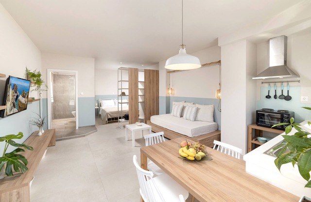 Studio appartment with patio by the coast