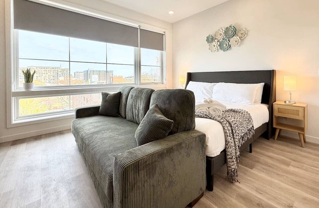 Studio Apt with Skyline Views, King Bed, and Gym
