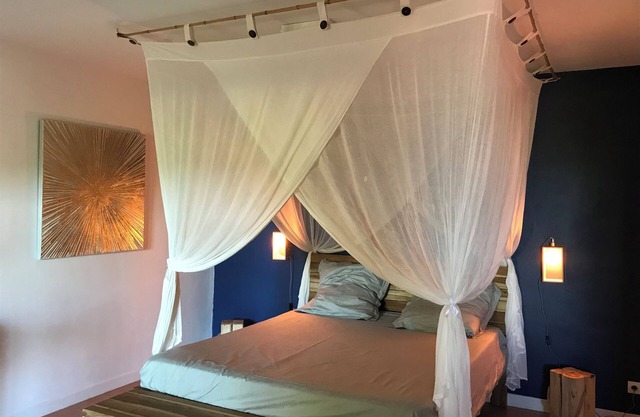 Studio Azur, in the heart of the Antilles, sea view and pool, Ste Luce
