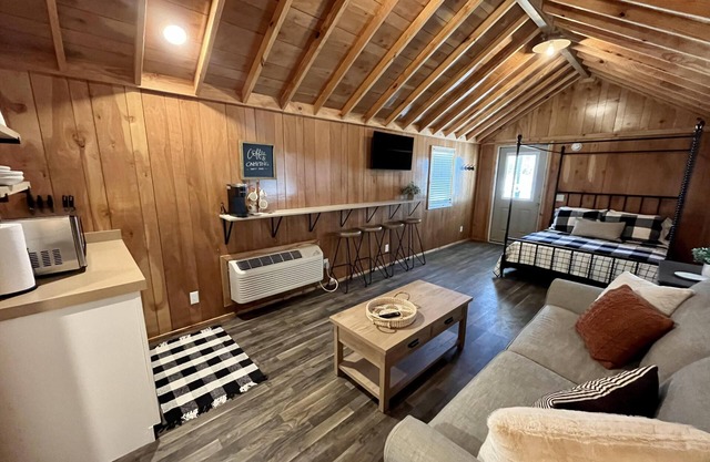 Studio Cabin - Upscale Cozy Studio Style Cabin