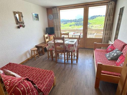 Studio cabine pour 4 personnes avec balcon exposé sud, au cœur des Saisies - FR-1-594-108
