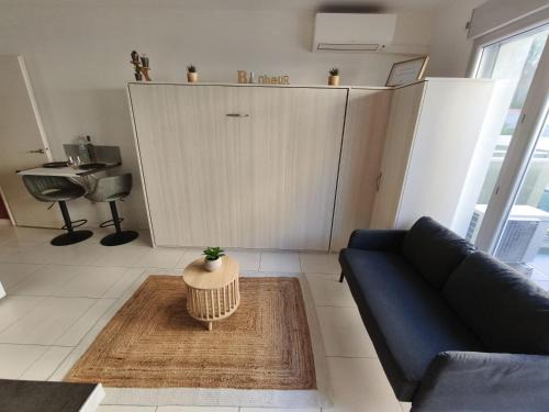 Studio calme et paisible, climatisé avec terrasse au dernier étage, 100m du tramway et 20 min de la promenade des anglais