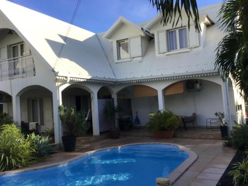 Studio cosy avec piscine dans une villa