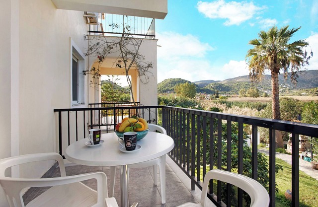 Studio "Dolphin Studio 7" with Private Balcony, Shared Garden & Wi-Fi