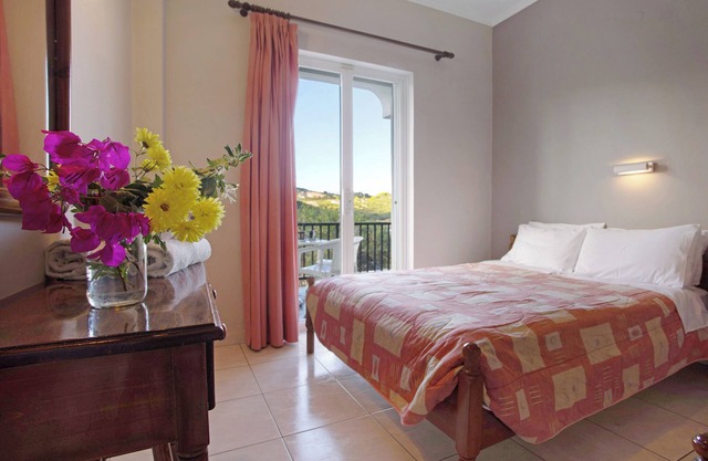 Studio "Dolphin Studio 3" with Private Balcony, Shared Garden & Wi-Fi