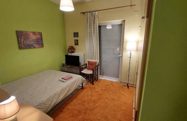 Studio flat in a private block close to the centre