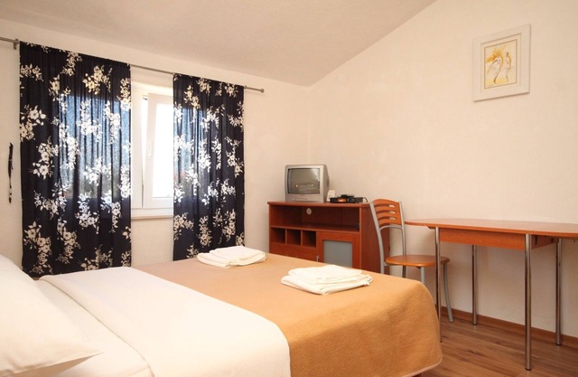 Studio flat near beach Banj, Pašman (AS-8206-b)