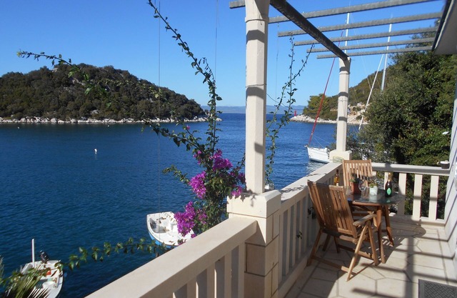 Studio flat near beach Zaklopatica, Lastovo (AS-8346-a)