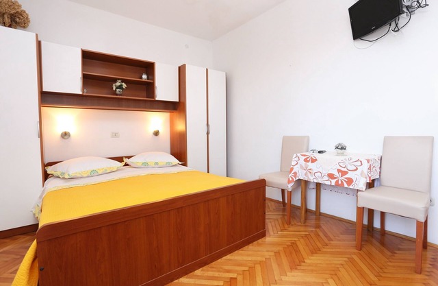 Studio flat near beach Promajna, Makarska (AS-2605-b)