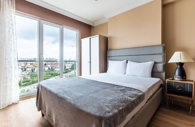 Studio Flat w City View 5 min to Emaar Square