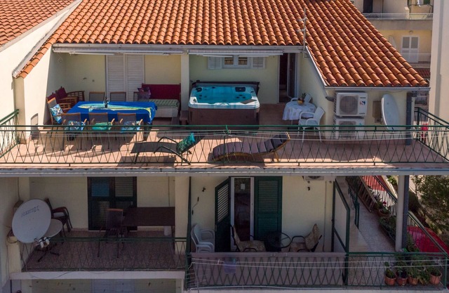 Studio flat with balcony Makarska (AS-18898-a)