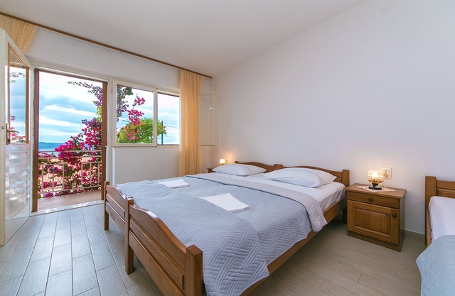 Studio flat with balcony and sea view Brela, Makarska (AS-2752-d)