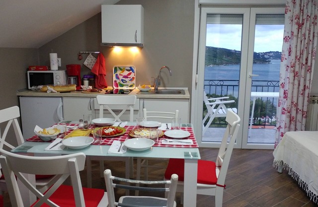 Studio flat with balcony and sea view Plat, Dubrovnik (AS-2136-a)