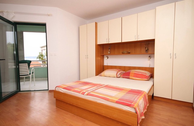 Studio flat with terrace and sea view Brela, Makarska (AS-6907-a)