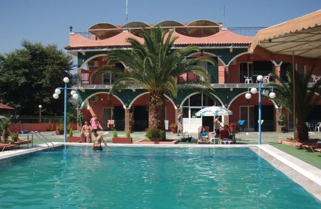 Studio for 4 with shared Pool Within short drive from Beaches