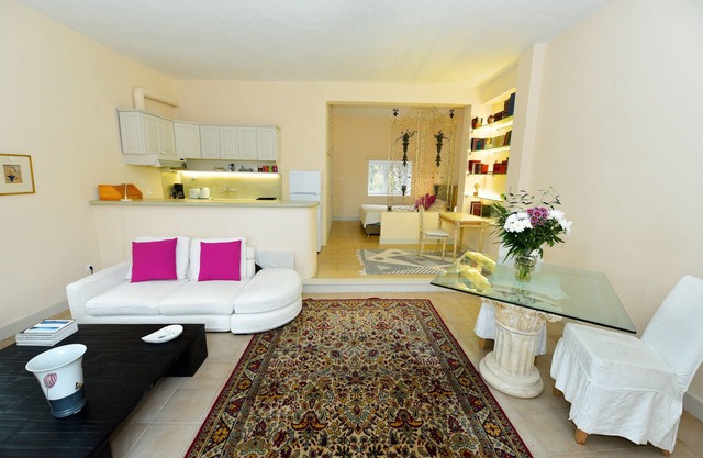 Studio for two (Amon Ra)