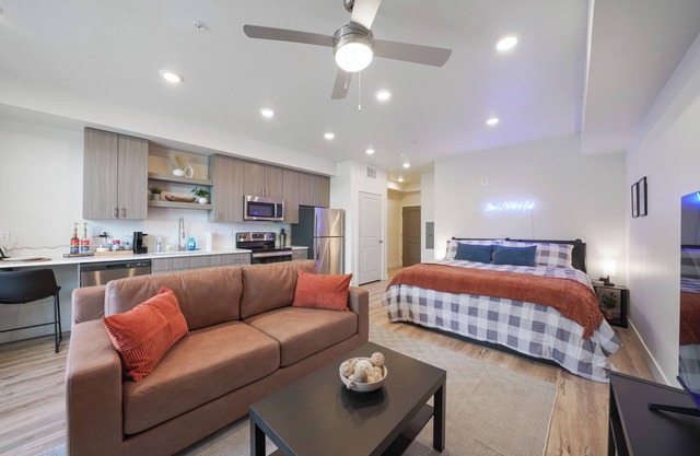 Studio in SLC, Community Pool, Hot Tub, Gym! Arcade Machine! Coffee Station!