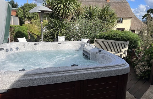 Studio in the idyllic countryside 2 miles from the beach in Devon with Hot Tub