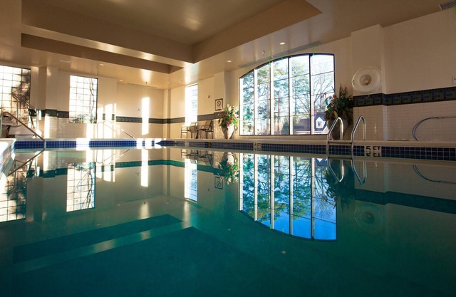 Studio Queen | Free Breakfast + Pool Access