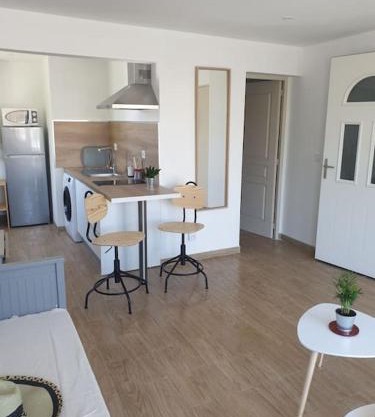 Studio refait à neuf Ave St Maurice