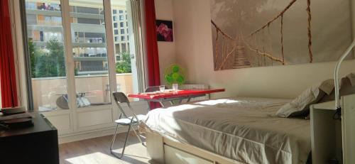 Studio sur le métro 12 pour Montmartre