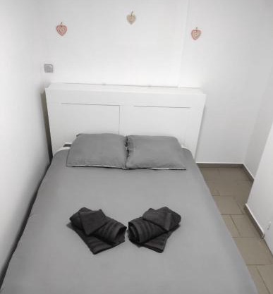 Studio tout confort avec cuisine & wifi smart tv, 5 min de Douai