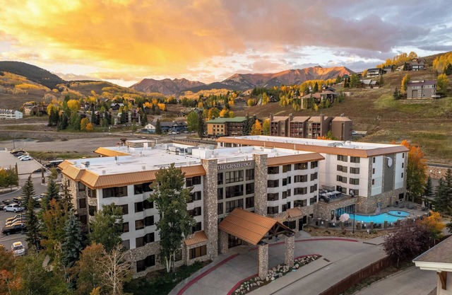 Studio w/Pool, Hot Tub, Biking Trails