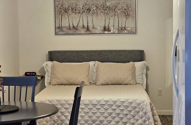 Studio w/spacious bathroom 14 miles to Ft Benning/Ft Moore