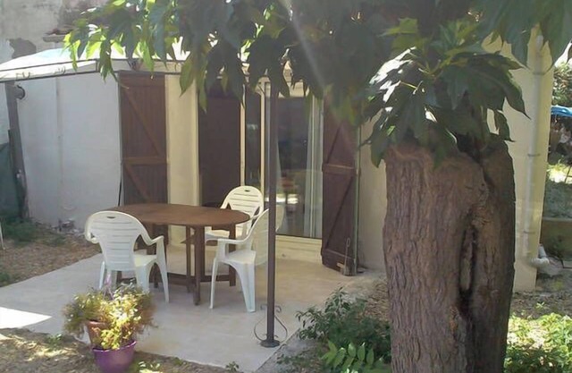 Studio with garden by the sea and Hérault - garden parking and shops