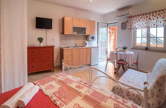 Studio with internet access, near the sea