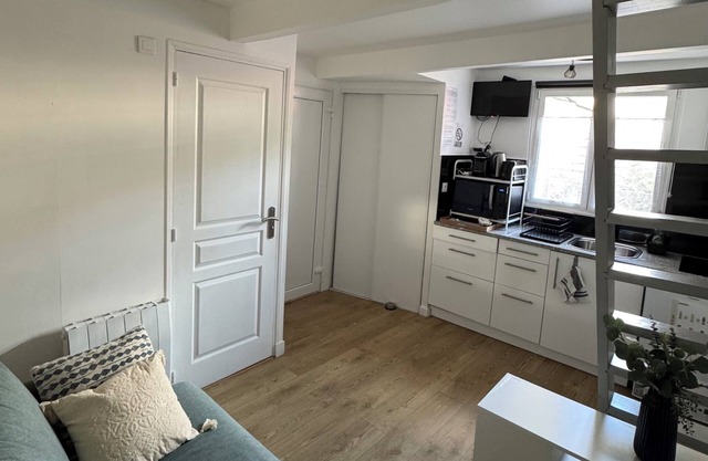 Studio with mezzanine, fast Wi-Fi, 5 min from train station, 30 min from Paris