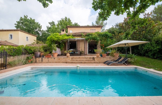 Studio with swimming pool in quiet location near golf courses and nature park, Sophia technology park