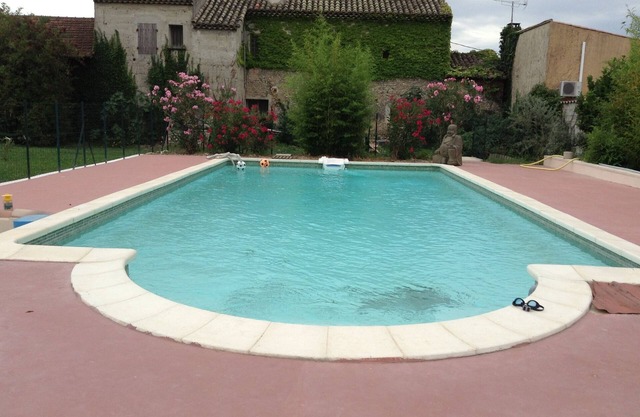 Studio with swimming pool in Provence, adapted for disabled