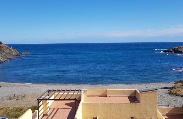 Studio with terrace, beach access, parking. Pets allowed
