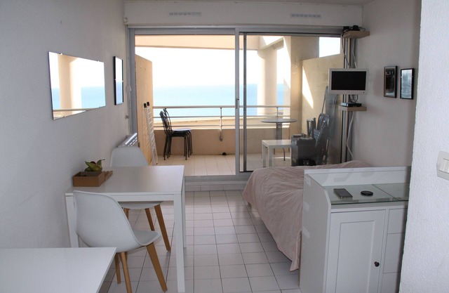 Studio with terrace, swimming pool and private parking - Sea and harbour view