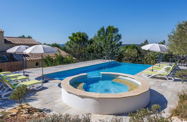 Stunning private villa with hot tub, private pool, WIFI, A/C, TV, patio and panoramic view
