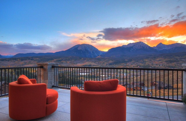 Stunning #1 award winning modern Mountain Home. Spectacular Views! Fully loaded.