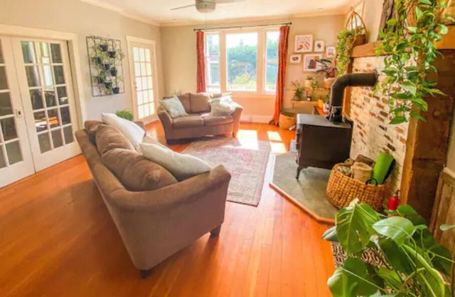 *Stunning 1903 farmhouse on 1/2 acre, Shawnigan Lake 2 min away, sauna