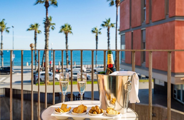 Stunning 2-Bedroom Apartment with Sea View in Barceloneta
