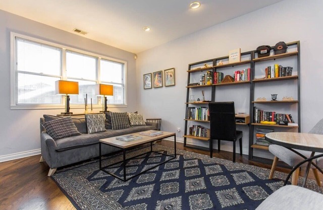 Stunning 2 Floor Apt with Rooftop - view of Loop!