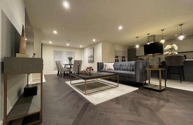 Stunning 2BA, 2BR Apt, Desirable Chigwell CHCL F6