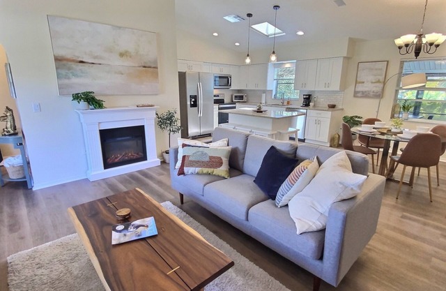 Stunning 2Br/2Ba Pool Home Near Beaches
